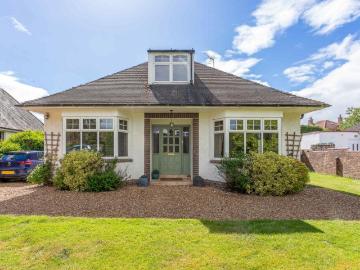 4 bedroom detached bungalow for sale