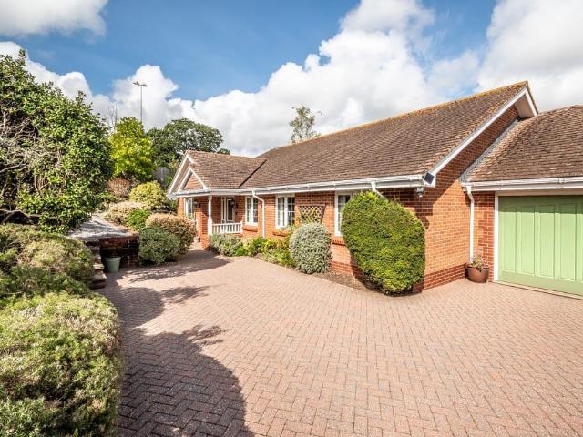 4 bedroom detached bungalow for sale
