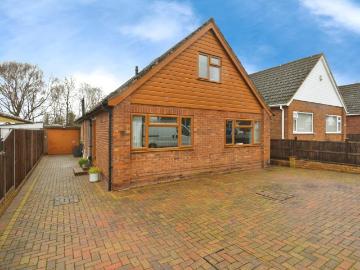 4 bedroom detached bungalow for sale