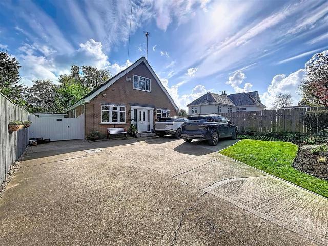 4 bedroom detached bungalow for sale