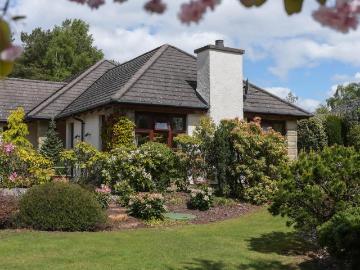4 bedroom detached bungalow for sale