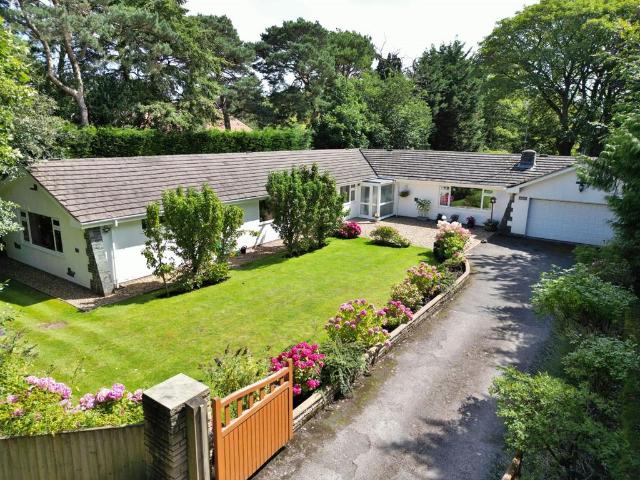 4 bedroom detached bungalow for sale