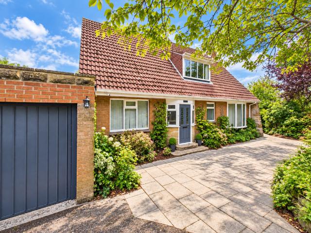 4 bedroom detached bungalow for sale