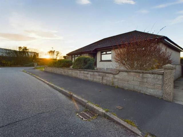 4 bedroom detached bungalow for sale