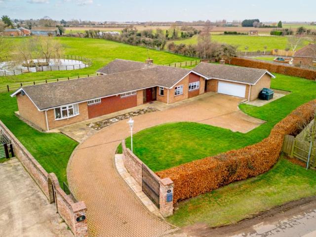 4 bedroom detached bungalow for sale