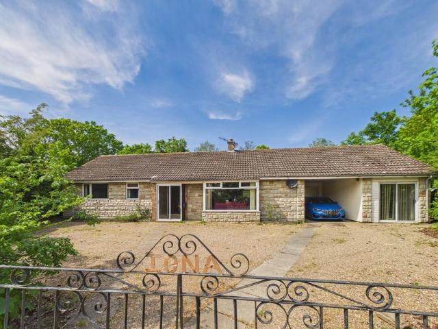 4 bedroom detached bungalow for sale