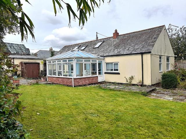 4 bedroom detached bungalow for sale