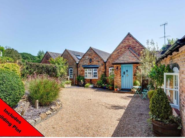 4 bedroom detached bungalow for sale