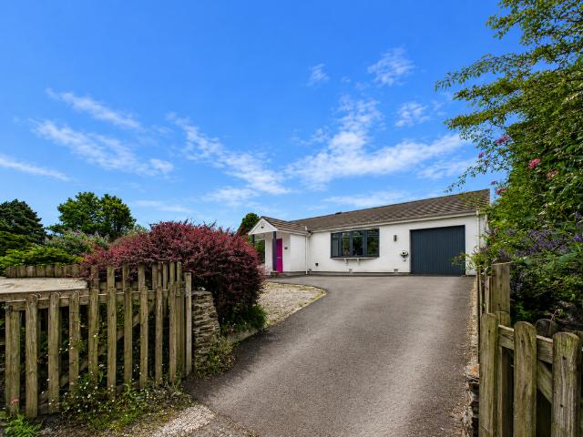 4 bedroom detached bungalow for sale