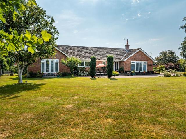 4 bedroom detached bungalow for sale