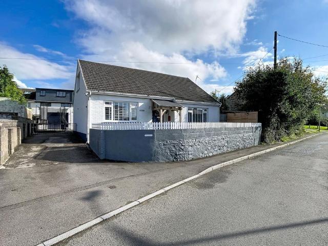 4 bedroom detached bungalow for sale