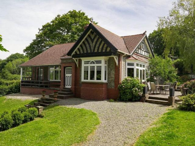 4 bedroom detached bungalow for sale