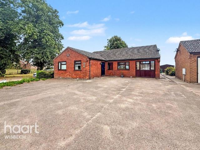4 bedroom detached bungalow for sale