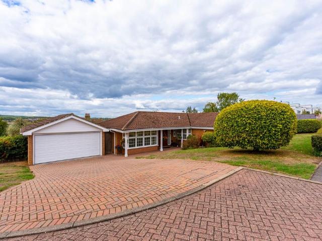 4 bedroom detached bungalow for sale