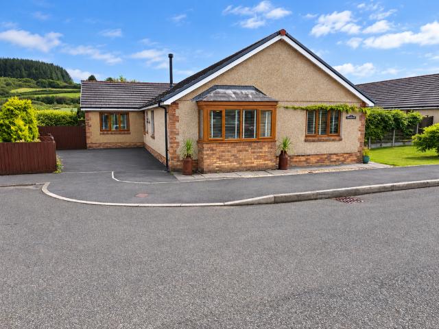 4 bedroom detached bungalow for sale