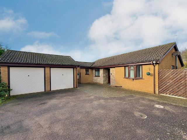 4 bedroom detached bungalow for sale