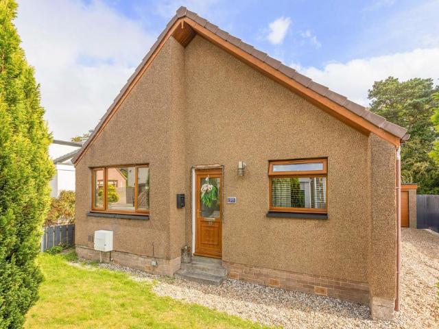 4 bedroom detached bungalow for sale