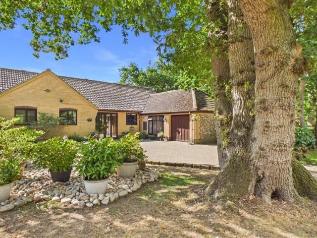 4 bedroom detached bungalow for sale