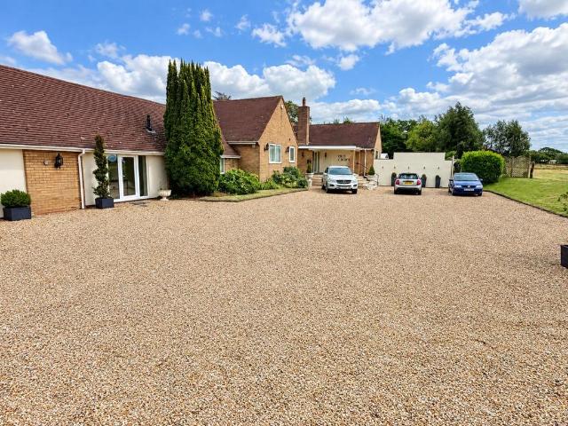 4 bedroom detached bungalow for sale