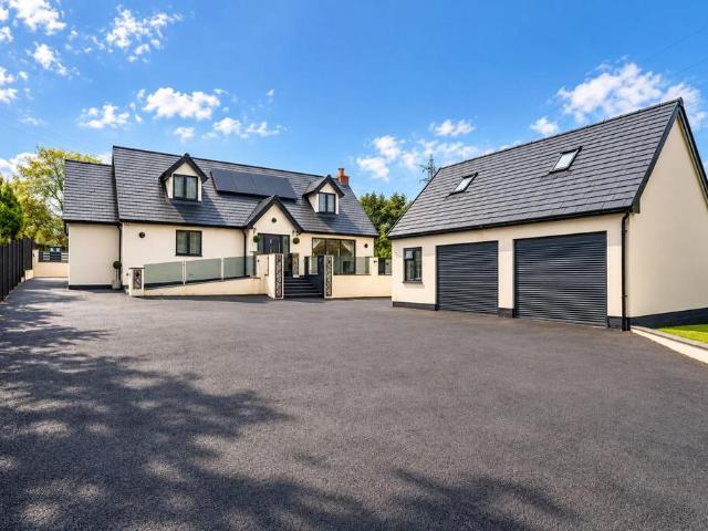 4 bedroom detached bungalow for sale