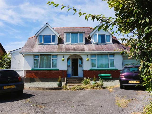 4 bedroom detached bungalow for sale