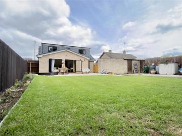 4 bedroom detached bungalow for sale