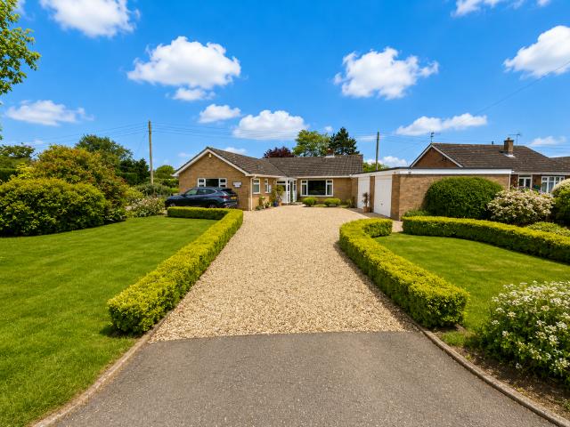 4 bedroom detached bungalow for sale
