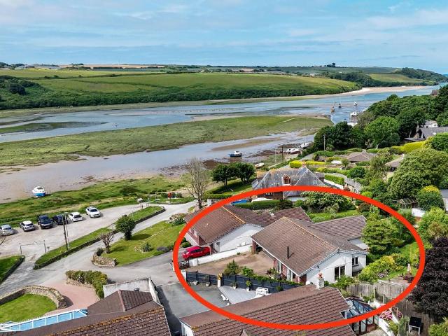 4 bedroom detached bungalow for sale