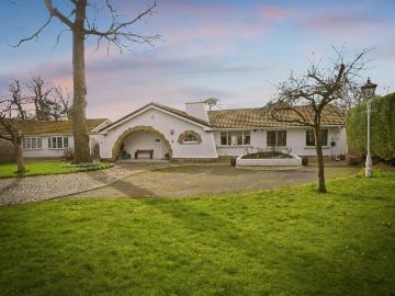 4 bedroom detached bungalow for sale