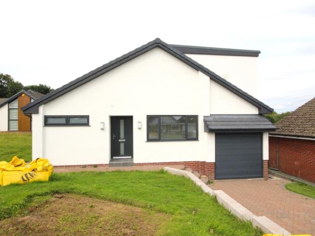 4 bedroom detached bungalow To Let in Bromley Cross, Bolton, Greater Manchester