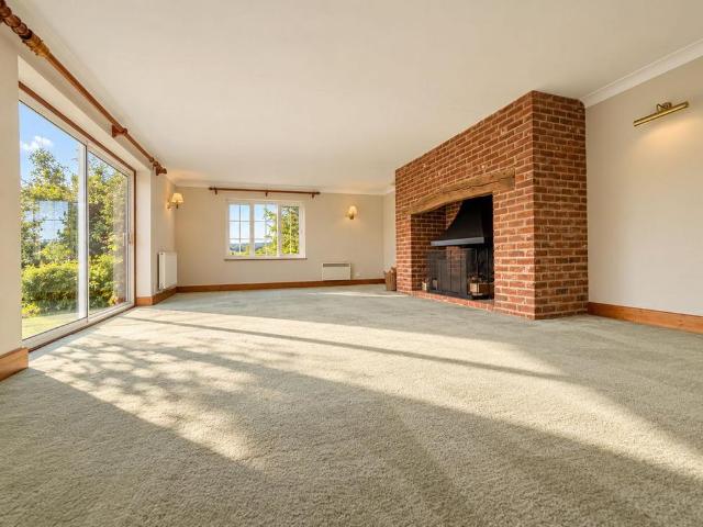 4 bedroom detached bungalow to rent