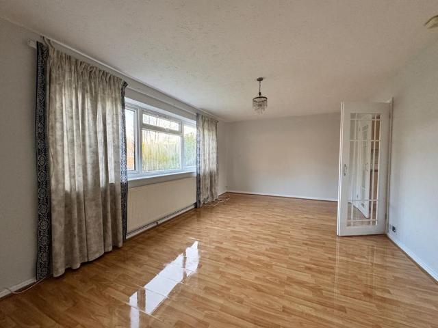4 bedroom detached bungalow to rent
