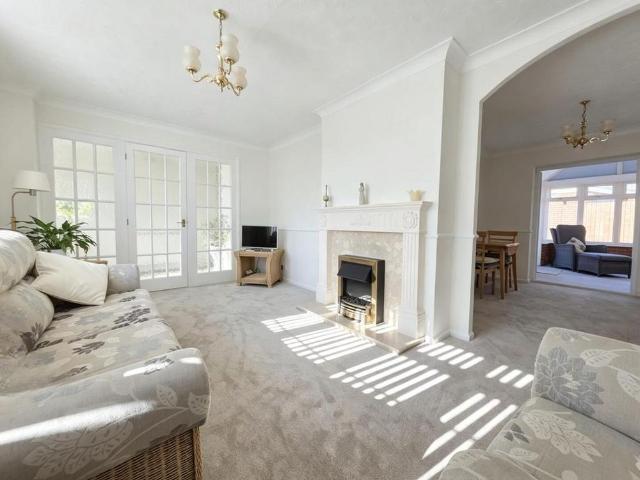 4 bedroom detached bungalow to rent