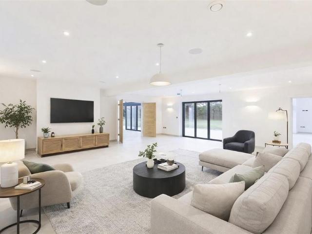 4 bedroom detached bungalow to rent