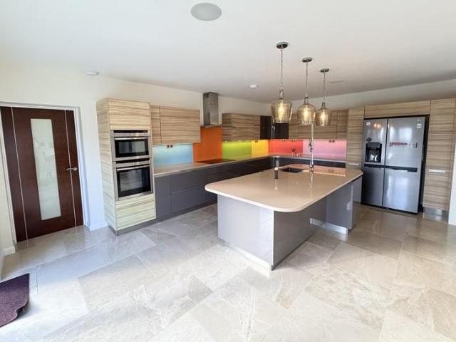 4 bedroom detached bungalow to rent