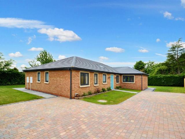 4 bedroom detached bungalow to rent