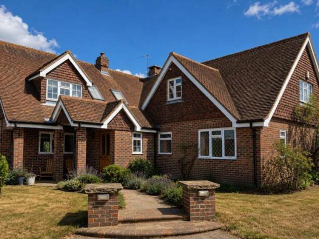 4 bedroom detached bungalow to rent
