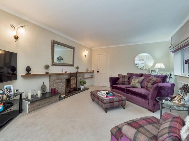 4 bedroom detached bungalow to rent