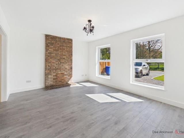 4 bedroom detached bungalow to rent