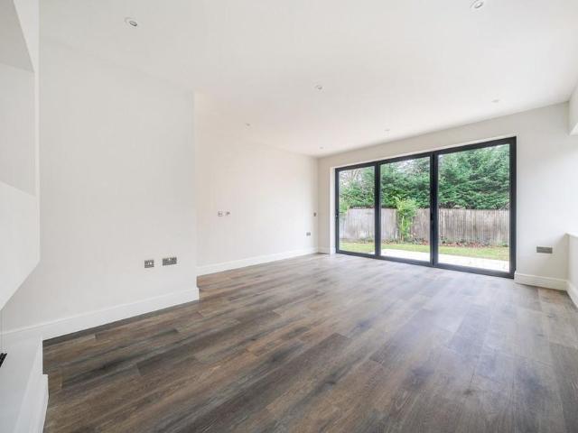 4 bedroom detached bungalow to rent