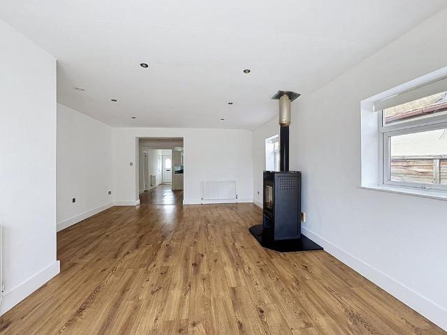 4 bedroom detached bungalow to rent
