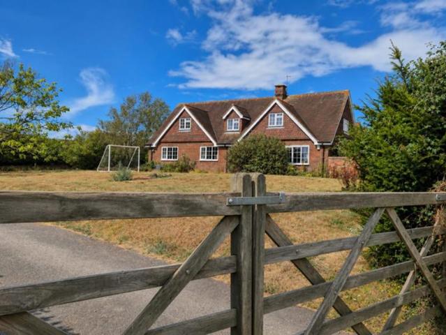 4 bedroom detached bungalow to rent