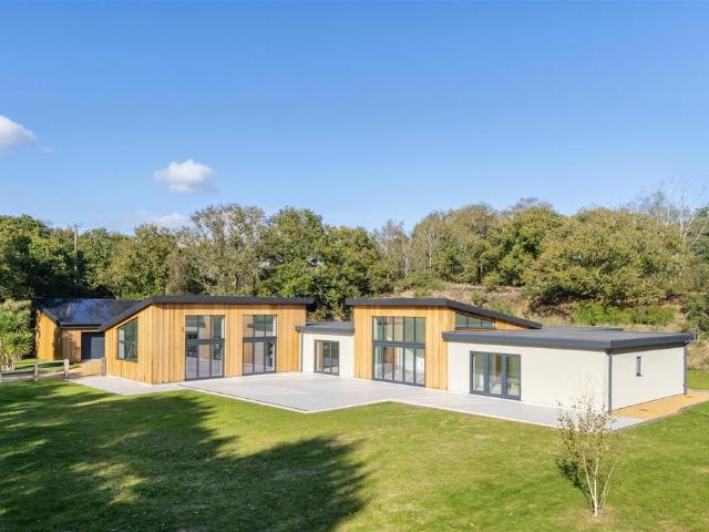 4 bedroom detached bungalow to rent