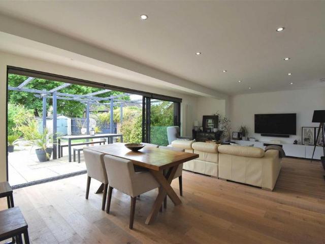 4 bedroom detached bungalow to rent