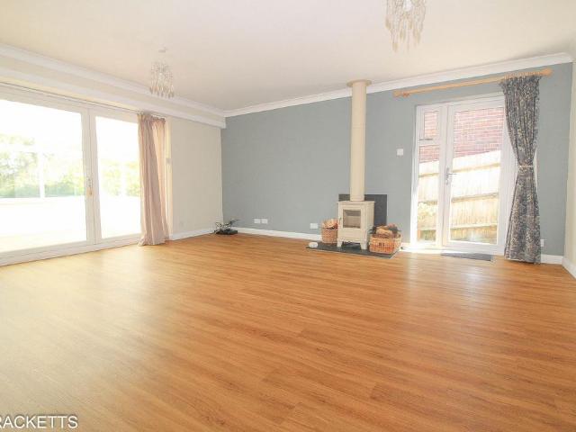 4 bedroom detached bungalow to rent