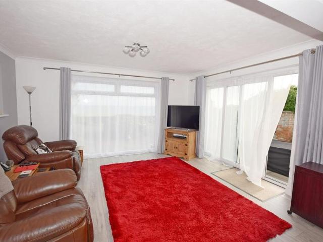4 bedroom detached bungalow to rent