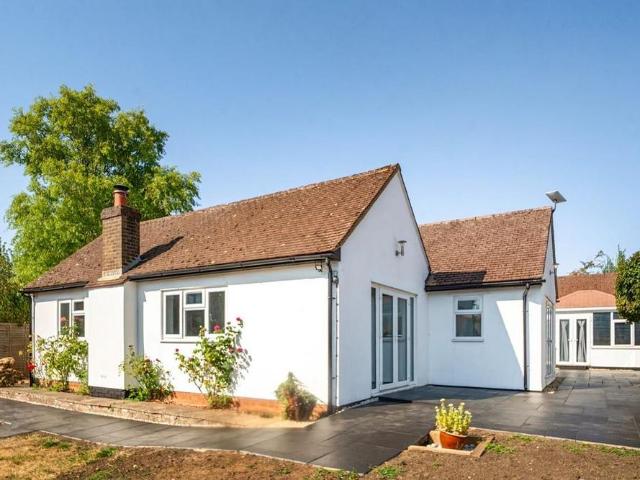 4 bedroom detached bungalow to rent