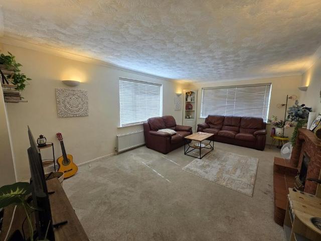 4 bedroom detached bungalow to rent