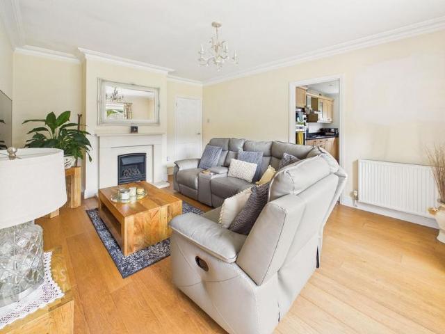 4 bedroom detached bungalow to rent