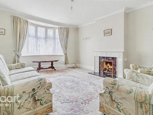 4 bedroom detached bungalow to rent